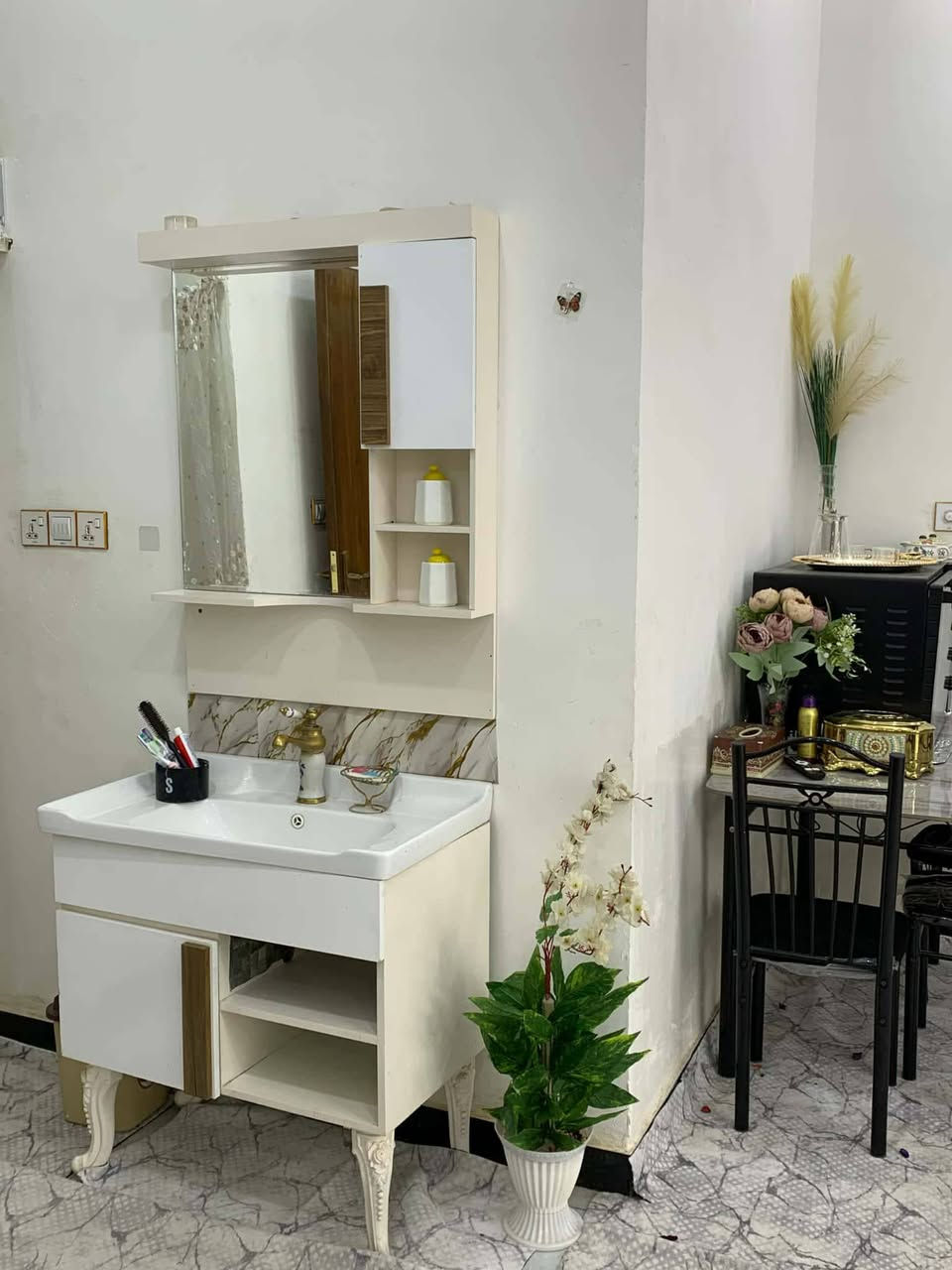 🏡 دار سكنية للبيع في الديوانية
​📍 الموقع: قضاء السنية - حي الحسين
📐 المساحة: 300م²
🧱 نوع البناء: طابقين (حديث - درجة أولى)
​🏠 التوزيع المعماري:
​الأرضي: غرفتين نوم 🛏️ | صالة 🛋️ | مطبخ 🍳 | استقبال 🚪 | صحيات 🚿 | طارمة وحديـقة 🌳.
​الأول: مشتملين منفصلين (كل مشتمل: غـرفة، صالة، مطبخ، صـحيات).
​💵 التفاصيل المالية:
​صندوق الإسكان: مطلوب 50 مليون.
​السعر (باليد): علق بـ "تم" أو اضغط لايك وتصلك التفاصيل.
​📞 للتواصل:
​***********
​***********
​🏢 مكتب دبي للعقار والمقاولات العامة
📍 الديوانية - سايدين الجمهوري - مقابل مدرسة القدس للبنات.
