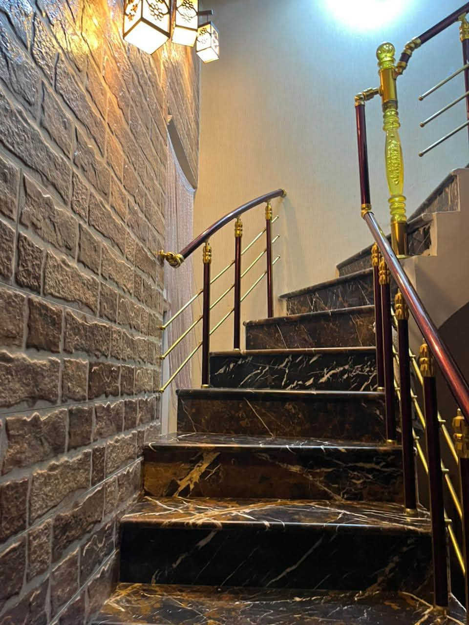 بيت في حي الاطباء مقابل شارع 60  موقع تجاري  سايدين مساحه 104 واجه ١١نزال9ونص
يتكون من طابقين طابق الاول صاله ومطبخ واستقبال وصحيات عدد 2 
طابق الثاني غرف نوم عدد 2 وصحيات وصاله 
وطابق ثالث مكان خزن 
علما الارضيه طابق الاول مرمر مع سقوف ثانويه 
كما موضح بالصور  الاستفسار الأرقام *********** متواجد (واتساب )
