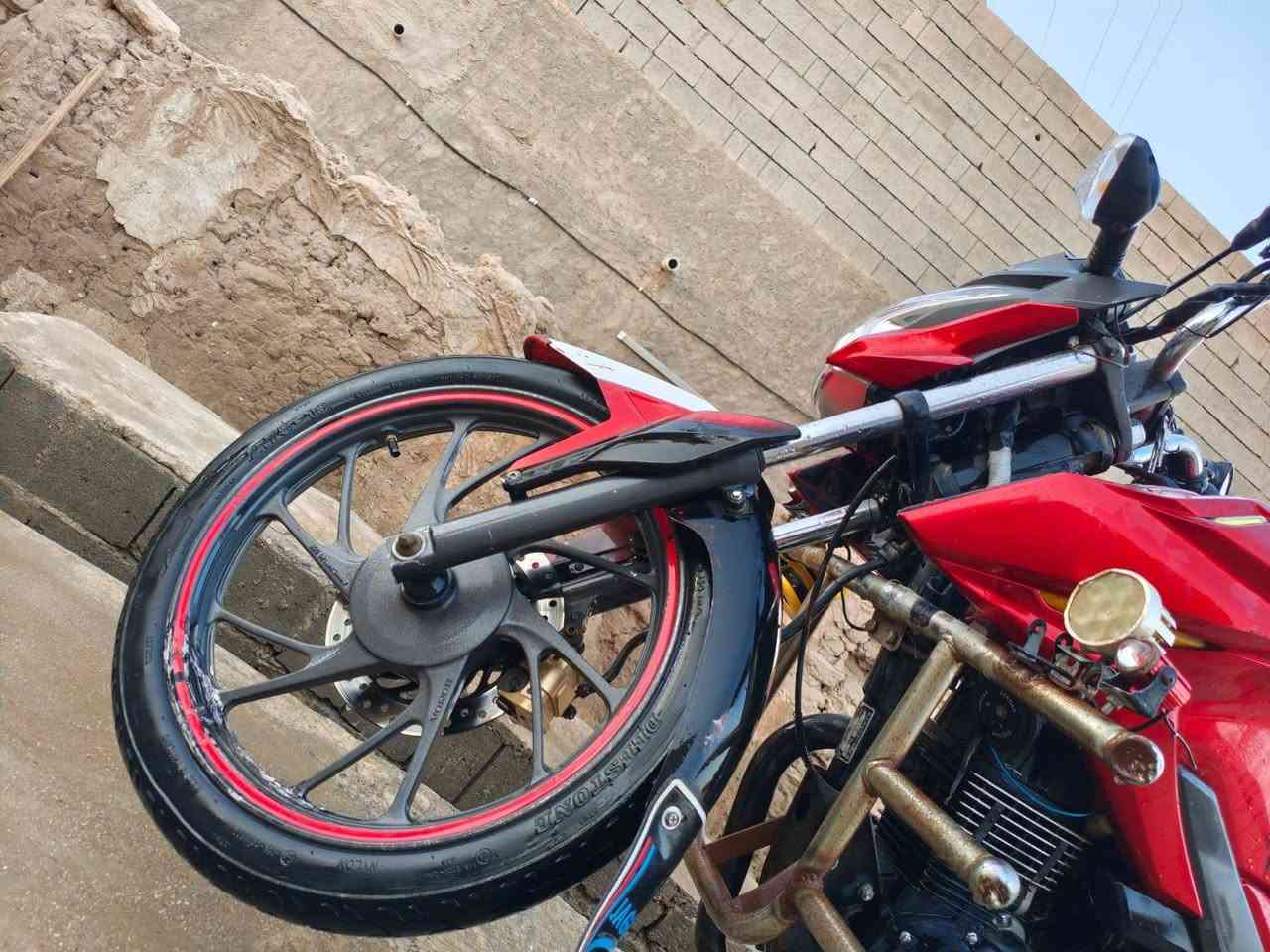 السلام عليكم
ماطور هوندا موديل 2017محرك 125cc مبدل محرك 150cc 

لون احمر 
الماطور نضيف كدام عينك 

#ملاحضه: الماطور مكمرك كامل بس ترقم 

++ويا محركه القديم هديه مبي شي فقط دخان خفيف 

السعر 850الف وبي مجال 
للتواصل خاص او 
+964 781 664 3525
***********
