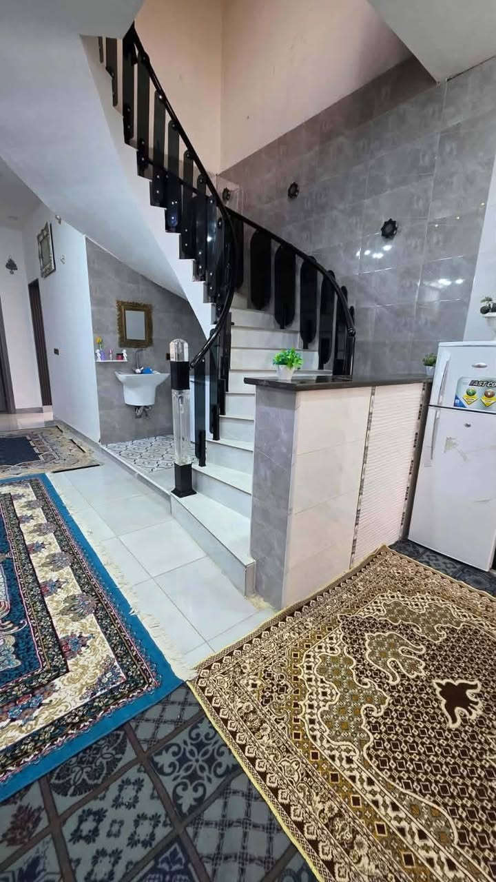 دار للبيع المساحه ١٥٠ متر طابو زراعي بشارع علي قماره ثاني قطعه عن الشارع 
البناء حديث ٢٠٢٥ 
البيت يتكون من طابقين 
الطابق الاول يتكون من غرفتين وحده الطول ٦والعرض ٤ والثانيه الطول ٤والعرض ٤
صاله جبيره الطول ٧ والعرض ٤ونص
مطبخ حار ومطبخ بارد
استقبال الطول ٦والعرض ٤
مجمع صحيات داخليه وخارجه
الطابق الثاني 
غرفه وحده الطول ٤والعرض ٤
للاتصال على الرقم ***********
