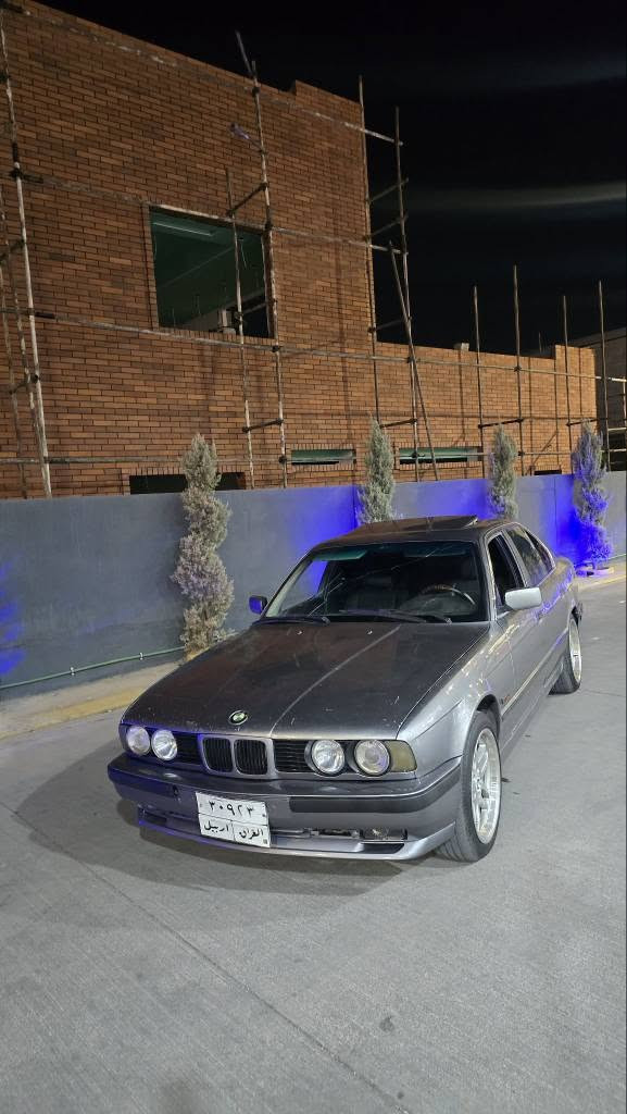 bmw 525i v6 
مۆدیل 1989 پشتو پیشی کەپسە مەکینە 525 بیلاد کەپسە سیارەکە حیزامە لو جوانی فول فولە بس گێر عادیە سیارەکە هەموو کراوەتە ئێم M دەعمی نیە تەبرید لەگەل سلفە 
سیارەکە داوای 39$ وەرەقەی لی دەکەم ٣ وەرەقەش خەرامە لەسەرە 36$وەرەقەی سافی 
تحویل وکالە بە شەرتە 
*********** أربيل, العراق
