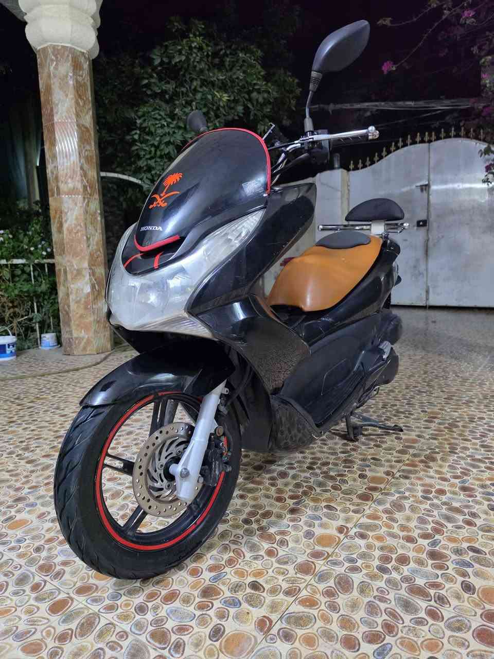 السلام عليكم للبيع او للمراوس HONDA Pcx جيل 1 لون اسود موديل 2016 فئة JF ياباني الاصلي محرك 125cc الدراجة ترايها يخبل وين ميعجبك مكينة بلادية السعر 1100 وبيها مجال للشراي العنوان ديالى بعقوبة تقاطع السادة للاستفسار الاتصال ع الرقم *********** متواجد ع خاص وعلى الواتساب ❤

