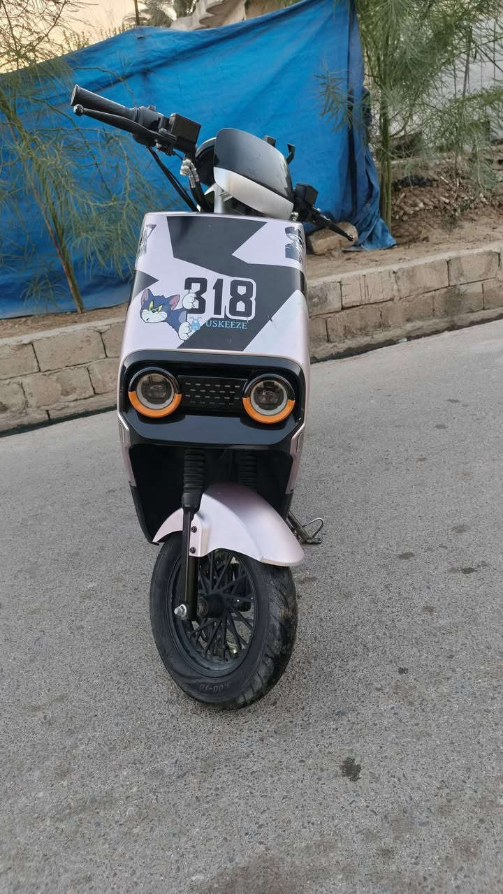 للبيع 318 موديل 2025 بطاريات 6 دبل انضاف  ملف 2000 سرعه 99 حقيقي 75 اربع نمر مطور مرتب وا كلو شغال مابيه اي عطل  الصوره ضالمته لن دنيه ليل 😅 مطور على وضع الشركه تعال افحص واخذ السعر 550وابيه مجال شي قليل مكاني موصل حي عدن رقم الهاتف *********** بيه واتساب

