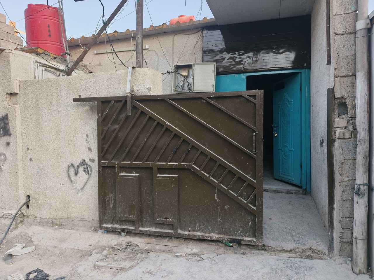 ‏‪***********‬‏ سلام عليكم بيت بلغزاليه نهايه شارع المركز
مساحه 80متر ماء كهرباء مجاري على ريئيسي بيت جاهز السعر 12مليون وبيه مجال شراي اتصل ادلل
