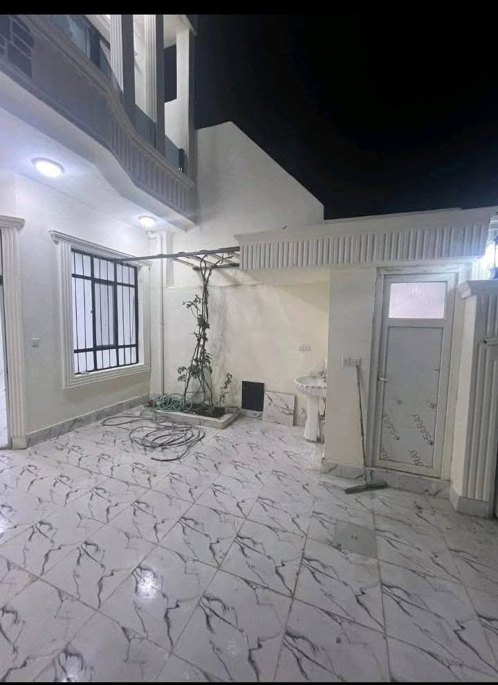 ( دار للبـــــــيع زراعـــــــــي )
مقدم معاملة تمليك .. مضمون ....
 
المساحة ..100 متر.. واجه فلين 
  
كاشي فول منطقة كامل خدمات هادى جدا 
العنوان حي الواسطي خلف المعوقين وخلف جامع الحق وقرب مرطبات السيد يحتوي على 
طابق الاول 
 كراج 
 وغرفة استقبال 
 ومطبخ داخلي 
 وغرفة نوم 
 ومجموعة صحيات 
 طابق ثاني 
 غرفة نوم كبيره 
 وبيتونه 
 ومجموعة صحيات 
 
ملاحظة .. رجاء ماابيع قسط .. 

 السعر علخاص أو الاتصال بالرقم..***********... صاحب الدار..
