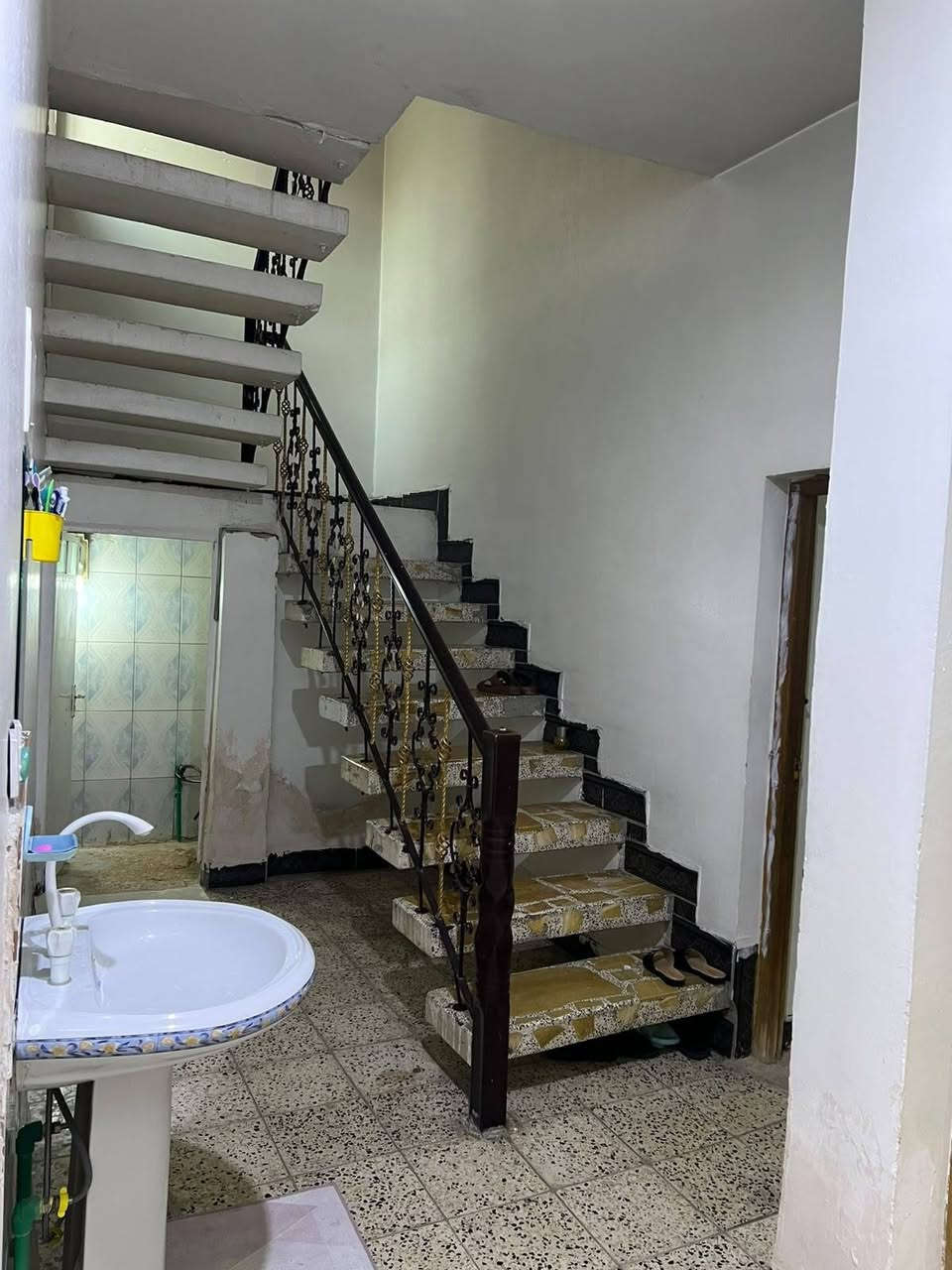 دار للبيع طابو صرف المساحه 125متر
واجه 10 نزال 12.5 طابق ونص يحتوي عل اربع غرف
الزعفرانيه شارع الوازات قرب افران بيت شلش 
السعر 195 قابل للتفاوض 
للاستفسار *********** مكتب الزعفرانيه للعقار
