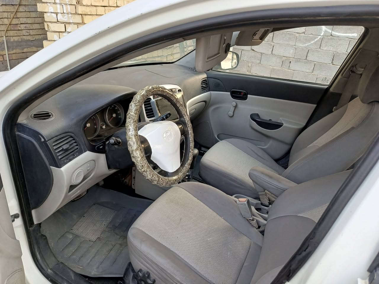 السلام عليكم للبيع اكسنت موديل 10 وارد امريكي كلها ليبل واحد بيها قطعة ونص صبغ بدون دواخل رقم انبار موميز 4ارقام كير محرك مكفول تبريد شغال تخم تاير جديد باتري جديد77وبيها مجال ***********
