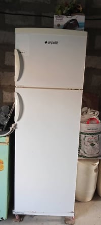 ثلاجه شغاله مابيه عيب السعر 150 و بيه مجال  مبرده للبيع شغاله السعر 80...