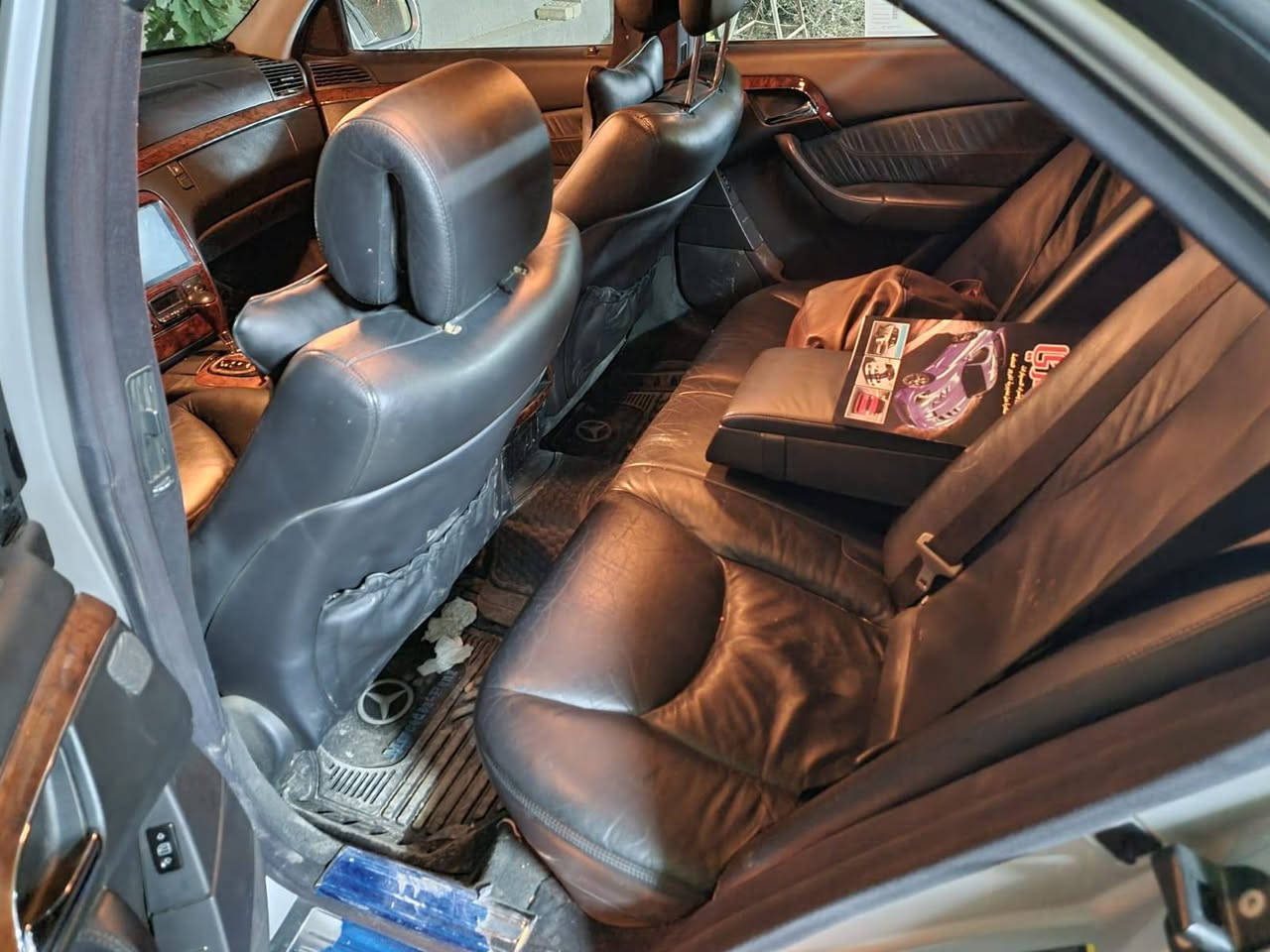 السلام عليكم
مارسيدس غواصة 2003 s500 باب قصير 
سيارة جديدة كشرها نظيف مابيها صبغ عدا البنيد ودعامية اثر جراد
إشاير ترحيب بصمة 
تدفئة بالكشنات هيتر بالستيرن كشنات كهربائي امامي جنطة شفط جوبلس حدادية تبريد شغال جديدة السيارة بأسمي 
***********
السعر 130
