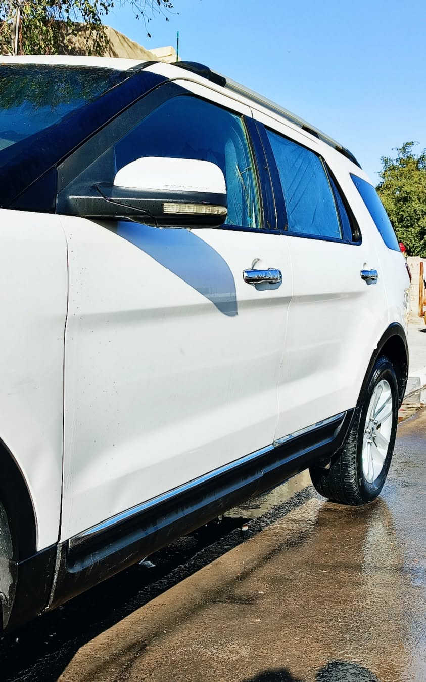 كمل للنهايه 👇👇👇
فورد اكسبلورر 2013  XLT   فووول مواصفات

المحرك: 4 سلندر سعة 2.0 لتر تيربو (EcoBoost).

القوة والعزم: 240 حصاناً 

الگير ونظام الدفع/ دفع أمامي (FWD).

المقاعد: 3 صفوف تتسع لـ 7 ركاب.

اقتصادية جداً في استهلاك الوقود مقارنة بـ V6.

التبريد ثلج  3 قطع تبريد  منفصله

نظام ترفيه Ford SYNC (بلوتوث، USB، أومر صوتية)

دخول برقم سري على باب السائق (Keyless Keypad) 
 الارضيه جلد  بيجي 
مقاعد كهربائية

حساسات خلفية ومثبت سرعة 

طقم وسائد هوائية كامل ونظام تحكم بالثبات
 (AdvanceTrac).

السياره بأسمي  لوحات دوليه انكليزية رقمها بغداد تحويل ثاني يوم

(((السياره عطل بيها مشط وما عندي فلوس اصلحها  جنت عارضها ب ١٣٥  هسه نزلت من سعرها ١٠ ورقات سعر المشط ٧ ورقات  سعرها الحالي  125 والشراي يدلل بخدمته ))

تم ارفاق الصور واذا تريد بعد صور راسلني خاص

(((ضربتها كلش خفيفه  مبدل باب  ومصبوغ باب ثاني  بس للتأكد لازم تاخذ سونار جان عندي سونار بس ضاع  اطيك ضمان من الصبغ العام والضربه القويه    )
البصره الامن داخلي
***********
