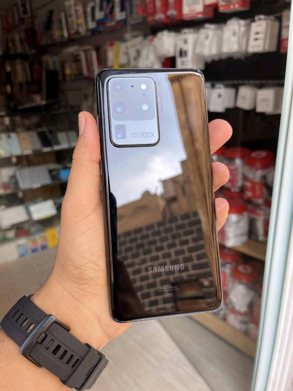 صار علبه عرض تنزيل بالسعر 
الجهاز الاصلي من سامسونج توفر 
s20 الترا
 الشاشة: Dynamic AMOLED 2X بمقاس 6.9 بوصة، بدقة QHD+ ومعدل تحديث 120Hz.
المعالج: Exynos 990 (لنسخة الشرق الأوسط) 
الكاميرا الخلفية (رباعية): أساسية 108 ميجابكسل + ت 48 ميجابكسل (زوم حتى 100x) 
الكاميرا الأمامية: 40 ميجابكسل.
الذاكرة والتخزين: رام 16 جيجابايت / مساحة 128 
البطارية: 5000 مللي أمبير وتدعم الشحن السريع قدرة 45 واط والشحن اللاسلكي. 
السعر 335 الف
بغداد زيونه ربيعي قرب مجمع البركه 
***********