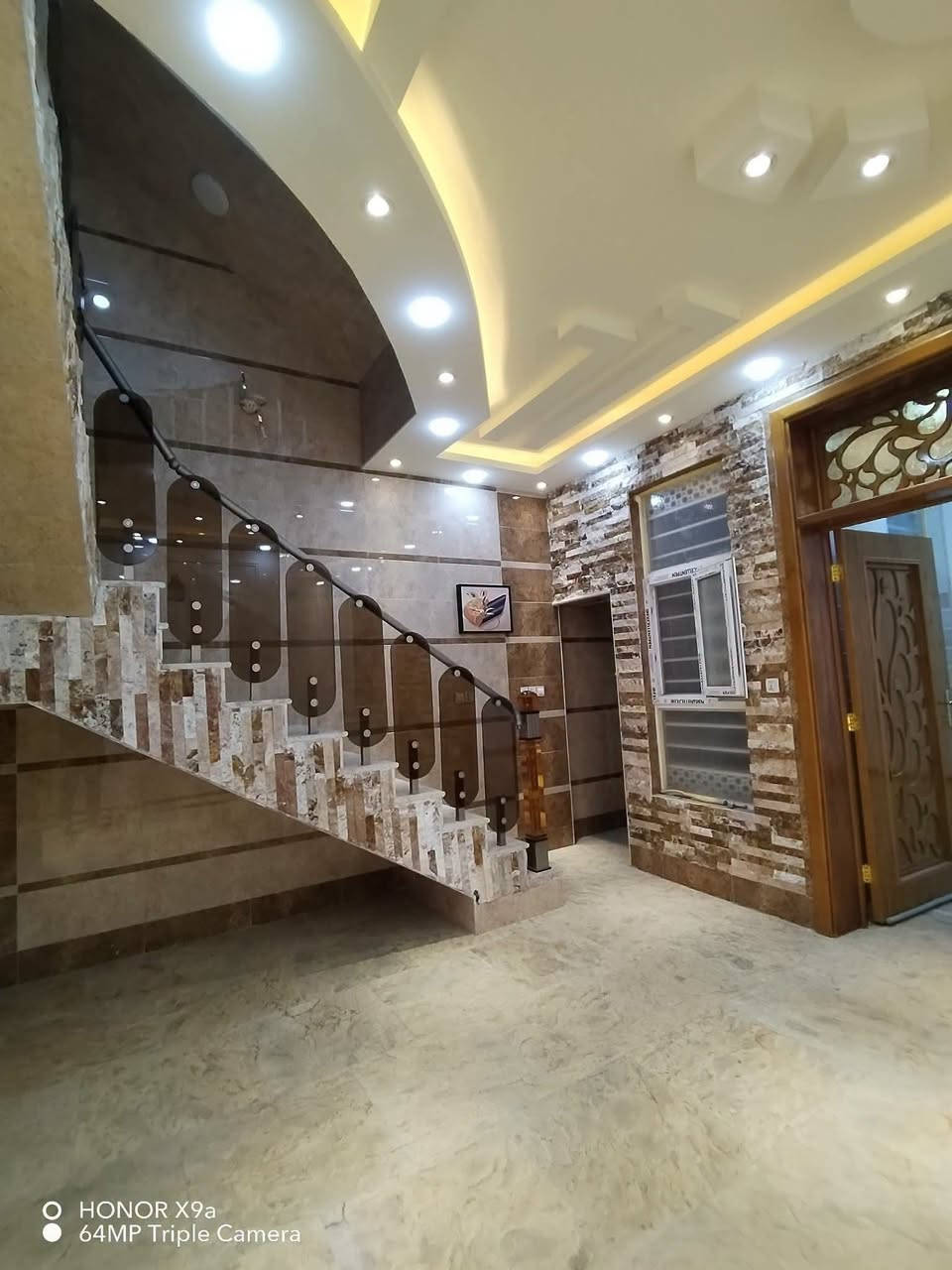 مشتمل حي الزهراء للبيع ١٠٠م مربع مناسب جداً لنقد فقط بيت  طابقين حديث شغل جناي يحتوي ٣نوم صاله استقبال مع حديقه مسيجه مقابل دار وشارع١٢م قرب مجمع عماد سكر البيت فارغ وجاهز لسكن.
... لمعرفه السعر علق تم.... راح تجيك تفاصيل خاص مباشر..... او مراجعه مكتب ابو صلاح الحچيمي حي الزهراء مقابل القنصلية التركيه *********** احمد الحجيمي

نص مكتوب في الصور:
- HONOR X9a
- 64MP Triple Camera
- O HONOR X9a