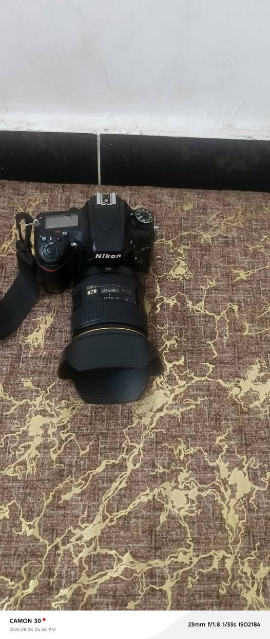 للبيع سعرها ٥٠٠الف وبيها مجال المكان فلوجة
رقمي 

***********

- *النوع*: DSLR فول فريم Full Frame 

- *الدقة*: 24.3 ميغا بكسل 

- *التصوير*: صور + فيديو Full HD 1080p 

- *الايزو*: من 100 الى 6400 ويوصل 25600 

- *التركيز*: 39 نقطة فوكس 

- *البطارية*: تقريبا 900 صورة بالشحنة 

- *الشاشة*: 3.2 انش ثابتة

