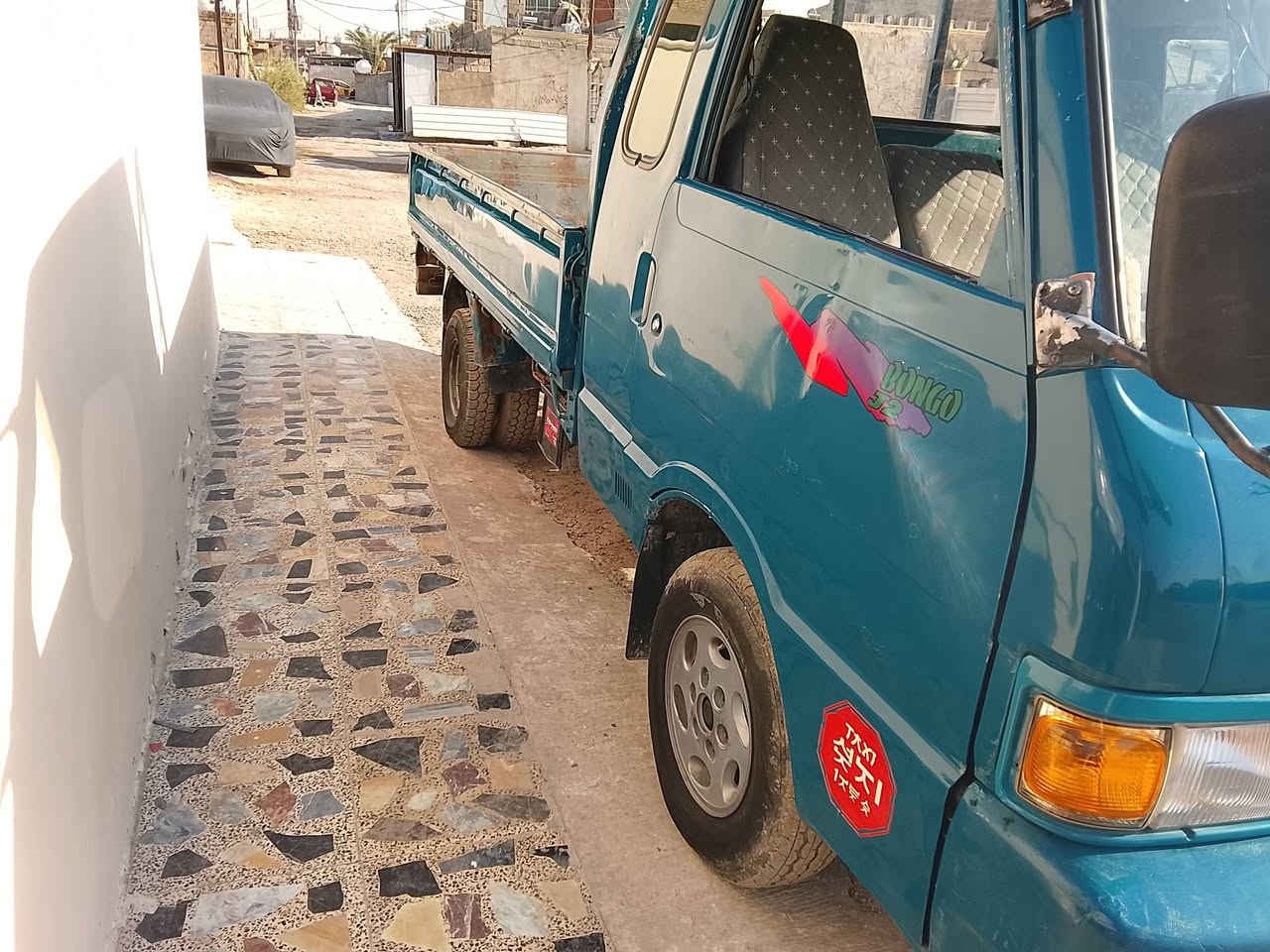 سلام عليكم كية حمل موديل 96سيارة.  كير و مكينة. واكسن وشاصي  كفالة. تخم. تاير باتري جديد  مكان بغداد السعر55 وبيها مجال رقم ***********
