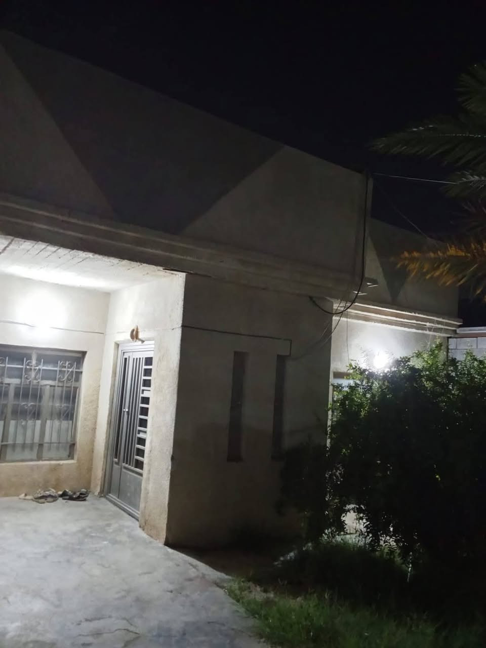السلام عليكم بيت للبيع في جسر ديالى منطقه الاعريفيه مساحه 240 يتكون من كراج وحمام خارج وحديقه ومدخل كليدور واستقبال ومطبخ وغرفتين نوم وصحيات  للاستفسار عن السعر التواصل  خاص او ع الرقم ***********
