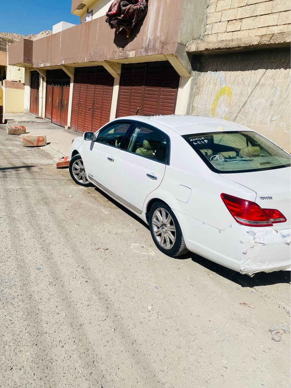 ئەڤەلۆن ٢٠٠٦ ئەمریکی ڕەقەم بەخداد ، سەنەوی نەماوە بەڵام ساحە سدورو واجیهەی مروریەتی بەغدادم پێەو کە سەیارەکە ڕەقەمە و ماڵی کەس نیەو پارەی کەسی تێدا نیە،
دەعمی پێشی هەیە ئێرباگی سایەقی تەقیوە سەکمی نەتەقیوە حیزام نیە هەر حسابی حیزامی بۆ ئەکەم گێڕو مەکینەی گۆڕاوە بە ئەڤەلۆنی ٢٠١٣ کەرەبای تەبریت و هەمووی بێ عەیبە دەعمی دواوە لە ڕەسمەکە دیارە تۆزی بۆیاخی هەڵیداوە و ئیتر تەواو.
سعر ٦٧ مەعامەلە
***********
*********** دار بنديهكان, السليمانية
