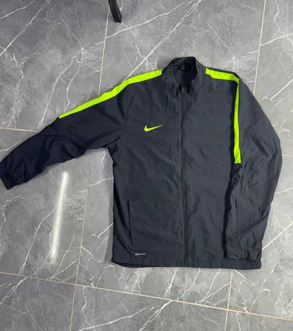 نايك • مستعمل • XL يلبس L