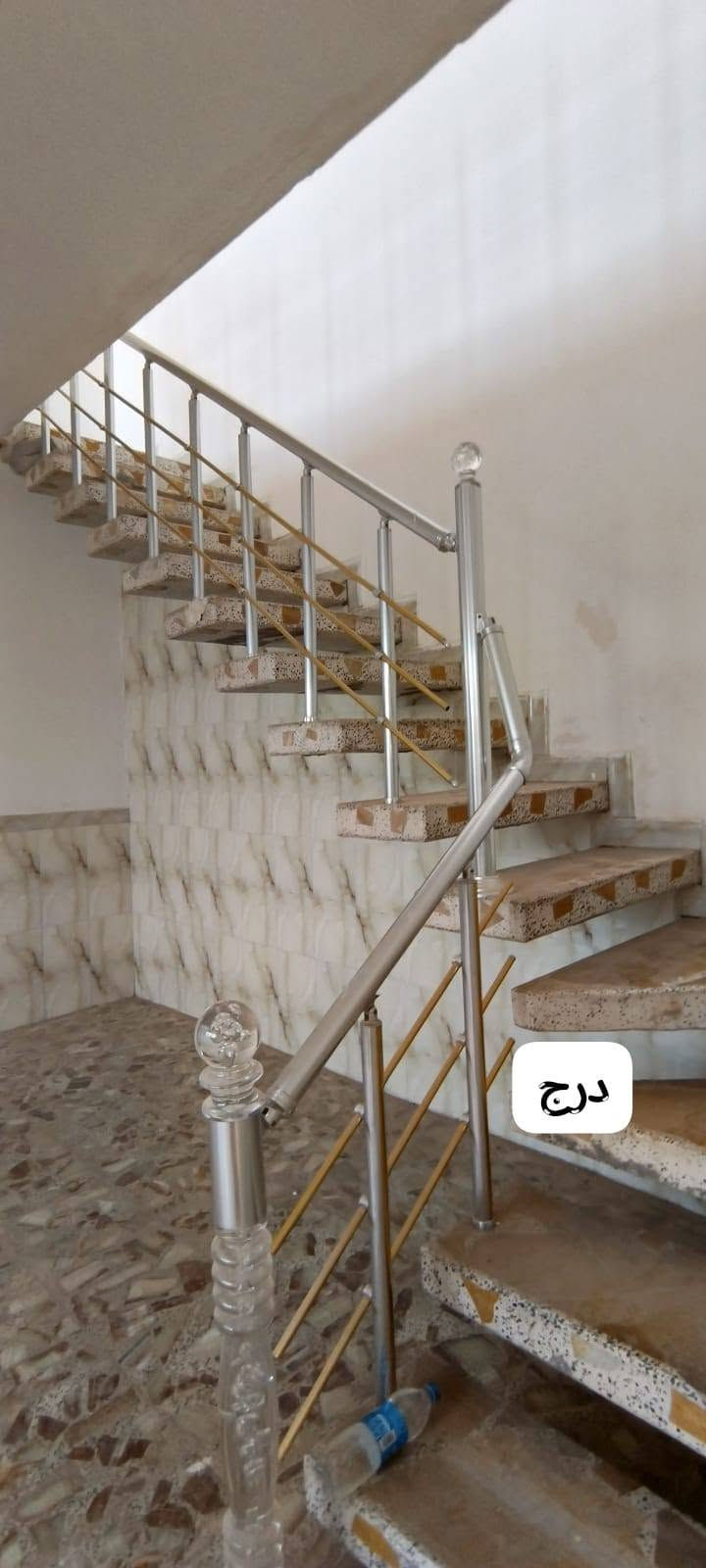 بشارع المطار القديم • ١٥٠م • ٣ غرف