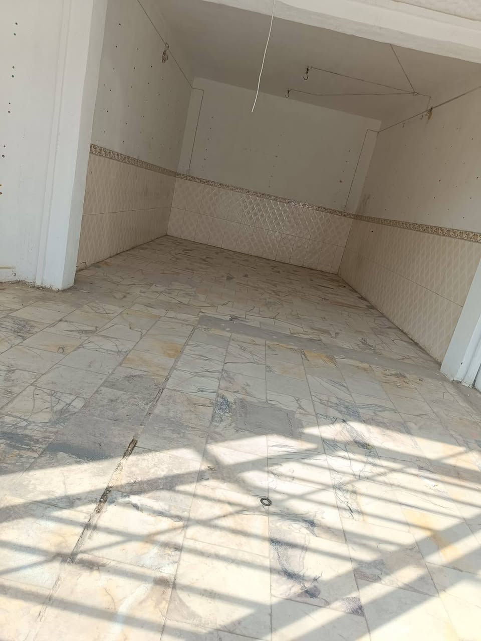 عقار تجاري طابو صرف مداور ثاني يوم بسم شخص واحد المساحه 150 متر نجف عسكري شارع المضخه قرب تقاطع الهنديه مقابل مدرسه دارك الأهليه ملحق مكتب الرشيد بيت +محل حالياً مؤجرات الشهر 800 ألف كل شهر سعر العقار 330 مليون ستفسار ***********

