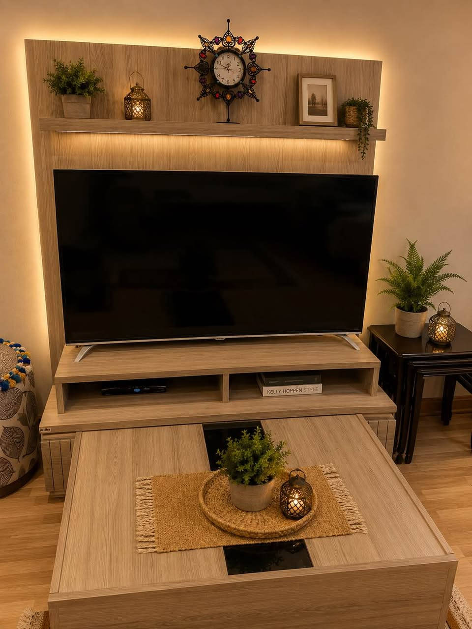 تاقمەکە ١٠نەفەریە
مێزی ناوەراست و مێزی tv تازەیە بێ عەیبە
بۆ فرۆشتن بۆ نرخ و زانیاری تیل بکە
*********** Singapore
