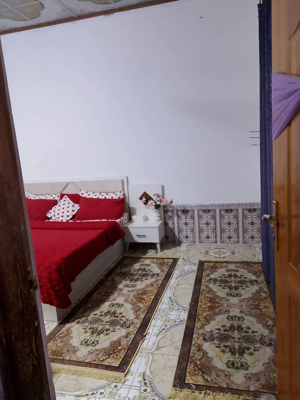 للبيع بنهايه شارع ام البنين خلف الملعب 
مساحه 100 متر مربع 
غرفه 
وهول
ومطبخ
وبراني
مرتفع متر ونص عن الشارع مع درج صب خارجي 

***********صاحب البيت
