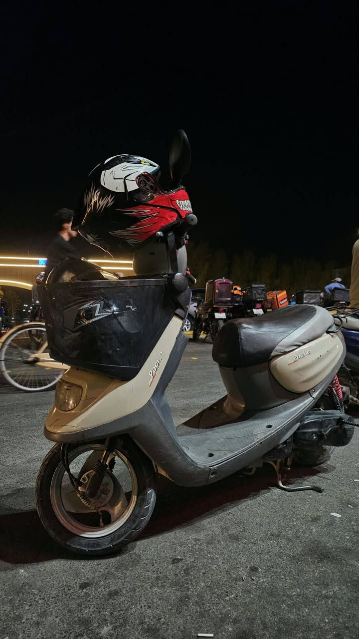 🏍️دراجه منغولي – موديل 2003 | للبيع
للبيع Yamaha Aprio / منغولي 2003، دراجة يابانية معروفة بخفتها وعملانيتها، مناسبة جداً للاستخدام اليومي والدلفري والتنقل داخل المدينة.

🔹 المواصفات:
• الماركة: Yamaha
• النوع: Aprio / منغولي
• الموديل: 2003
• المحرك: 49cc
• المحرك: 2-Stroke – سلندر واحد
• تبريد: هوائي
• نظام الوقود: كاربريتر
• ناقل الحركة: أوتوماتيك CVT
• التشغيل: سلف + ركلة
• نظام الإشعال: CDI
• سعة التانكي: تقريباً 6 لتر
• الوزن: تقريباً 65–70 كغم
• الإطارات: 80/90-10
• الفرامل: دسك/طبلة حسب الفئة — يتم التأكد منها بالدراجة
• اللون: رمادي فاتح / بيج
• مجهزة بسلة وصندوق دلفري
• الدراجة خفيفة وسهلة بالسياقة والمناورة
• اقتصادية ومناسبة للاستخدام داخل المدينة

✨ الميزة الحلوة بيها: حجمها عملي، وزنها خفيف، أوتوماتيك وما تحتاج تبديل كير، وقطع ومستلزمات هذا النوع متداولة بالسوق العراقي.

📸 الدراجة الموجودة بالصور هي نفسها المعروضة للبيع، والصور حديثة وواضحة حتى المشتري يشوفها على طبيعتها.

💯 دراجة قديمة بس إلها اسمها، واللي يعرف بالياباني يعرف قيمة المنغولي.
 💰 السعر: 500 وبيها مجال  
📍 المكان: كربلاء المقدسة، الإطارات 
📞 للتواصل: ***********(واتساب فقط رجاءا)

البيع للجادين فقط، والفحص والمعاينة خير دليل.

