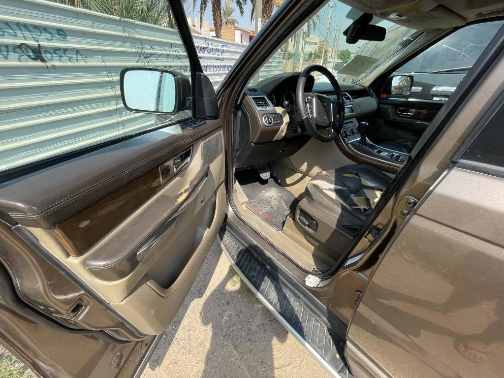 السلام عليكم
Range Rover Sport HSE Autobiography،

للبيع او مرواس حسب القناعه رانج روفر سبورت  محرك بلادي ٨ سيلندر العادي المرغوب السيارة فول مواصفات Range Rover Sport HSE Autobiography  داخل قرمدي بس الكشنات الاماميه يرادلها دوشمه  حكم السنوات مال عمر السيارة...
كير محرك صدر جكات كلها عل الفحص وشرط الفحص...
السيارة رقم بغداد مشروع دولي ب اسمي شخصيا.. بس بعدني مامثبت اللوحات الدوليه مالتها لعدم التفرغ..
السيارة نصبتها كلش حلوه بالشارع..
البنيد بي جراد خفيف كما موضح بالصوره...
اخوان السيارة قابله للمرواس حسب القناعه...
السعر بشدة وبيها مجال بسيط بعد الفحص والاقتناع..
السيارة متواجدة في بغداد جانب الكرخ منطقه العامريه....
متواجد على الخاص او الاتصال على الرقم ***********...
تحياتي للجميع.. بغداد, العراق
