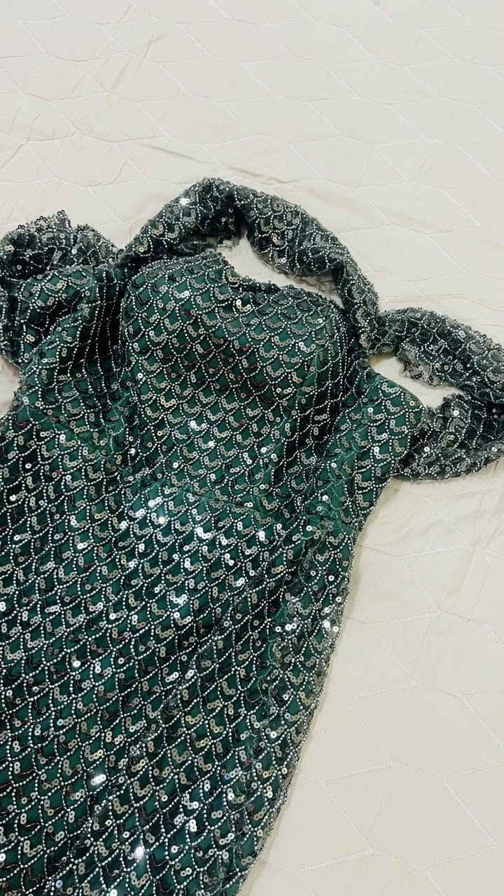 يتوفر عدد من الفساتين  للبيع
الفستان السمائي مرة وحده  ملبوس فقط ساعات الخطوبه 
والاخضر ابو البلگ  هم مرة وحده
