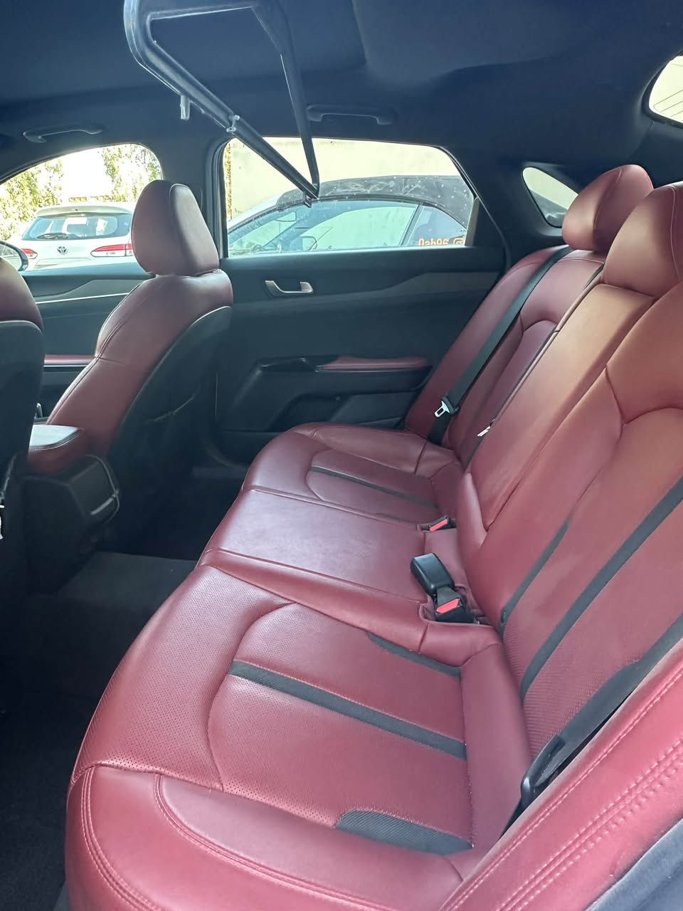السلام عليكم 
…..للبيع….
Kia k5 2022 Gt-Line 1600 turbo 
اللون ابيض رقم اربيل 
محرك 1600 توربو 
المسافة المقطوعة : 82,000 km
صور الحادث موجودة بالمنشور ( الجاملغ الامامي مبدل و مصبوغ و الجاملغ الخلفي بارد ) 
بالعراق انضربت الباب مال السايق بدراجة 
المواصفات :
* رادارات 360 
* رادار تفاعلي
* رادار نقطة عمياء 
* اشارة بالمري
* كشنات جلد احمر 
* تدفئة كشنات امامية 
* كرسي سائق كهرباء 
* بانوراما 
* 4 انظمة قيادة
* زينون ثلاثي العدسة
* سياقة شبه ذاتية 
* نظام تنبيه السائق و وقوف تلقائي 
* اوتو هولد 
* بصمة ابواب و جنطة 
* تشغيل عن بعد 
* ترحيب عند الدخول

مكان السيارة بغداد / الكرخ / القادسية 
هاتف / *********** 
السعر / 165 ورقة و بيهة مجال بسيط
