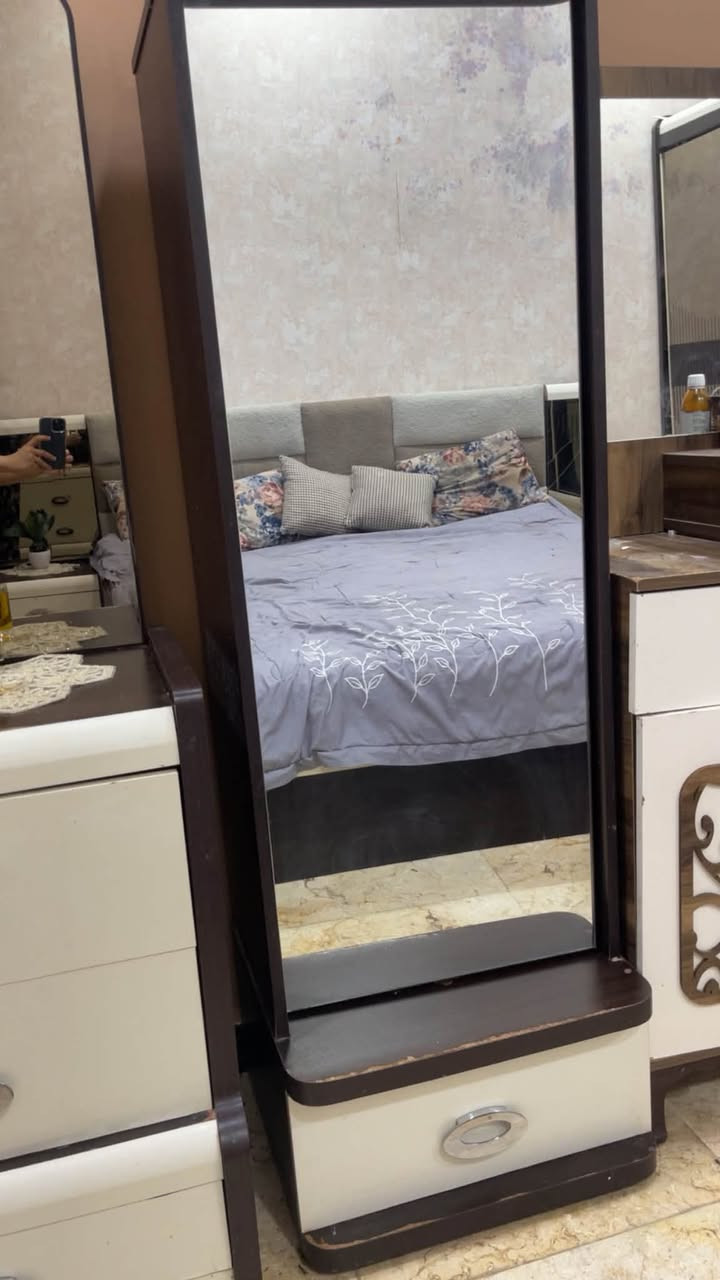 غرفه تركية اصلية للبيع 
الخشب ثقيل جدا 
السعر ب مليون و ربع 
و بيها مجال للشراي 
رقم التواصل ع الواتساب او الخاص 
***********
