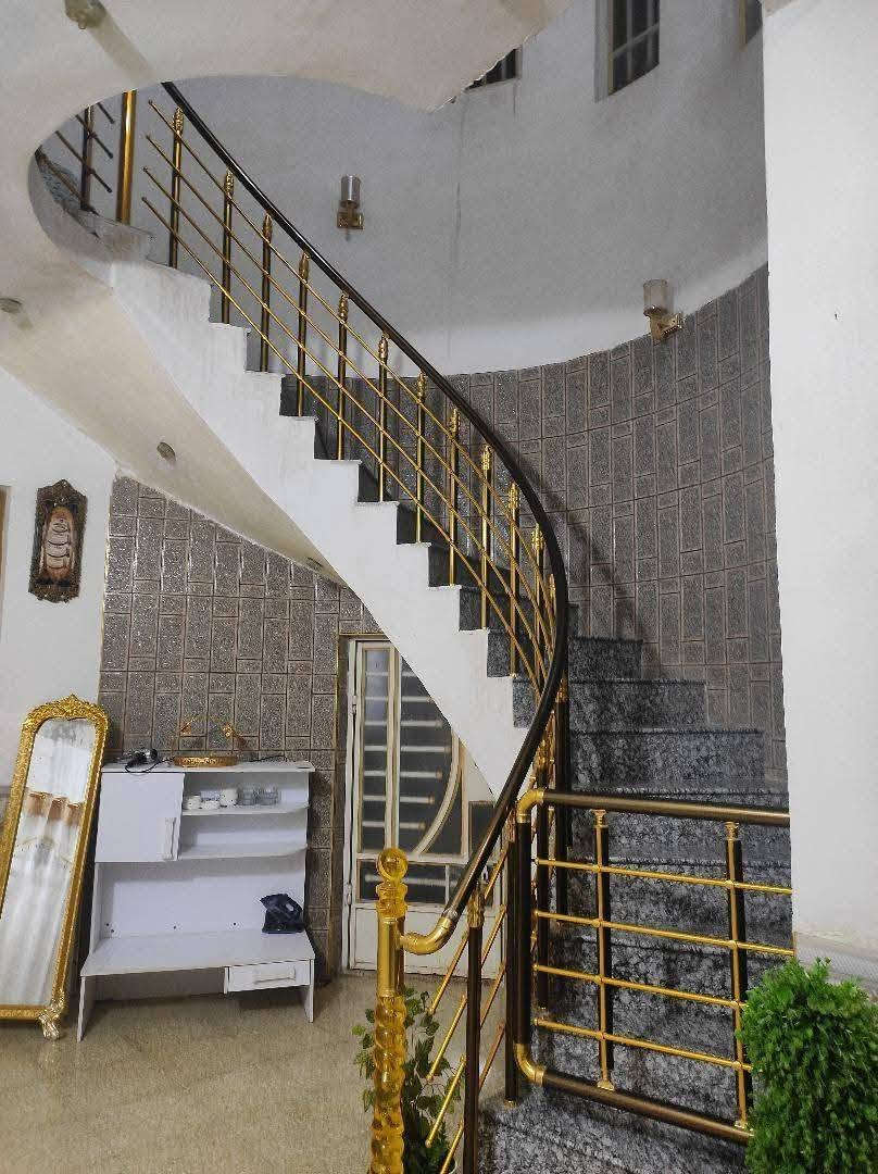 السلام عليكم
بيت للبيع 200 متر
العنوان دوانم سيد جميل 
كافة الخدمات (تبليط ومقرنص ومجاري وماي وكهرباء) 
البيت يتكون من غرفتين وصالة واستقبال 
وحمام وثنين صحيات داخلية وخارجية
ومطبخ حار وبارد 
والسطح أيزوكام 
للاستفسار ***********
