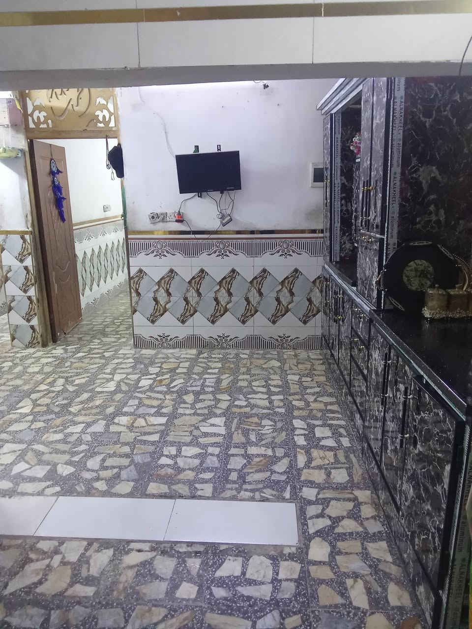السلام عليكم عندي بيت للبيع طابو صرف موقع حلو قريب على سوق التراث قاط ونصف غرفه جوه وغرفه طابق ثاني جاهز ترميم جديد الاتصال ***********
مساحه 100
