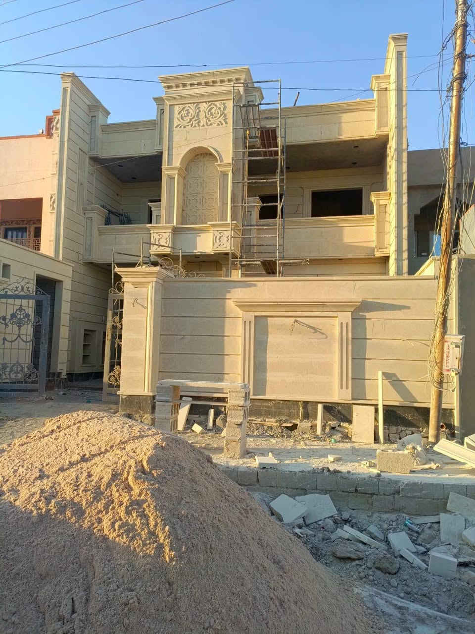 كادر حجر تغليف واجهات وشبابيج كوبنات كرسته وعمل ***********
