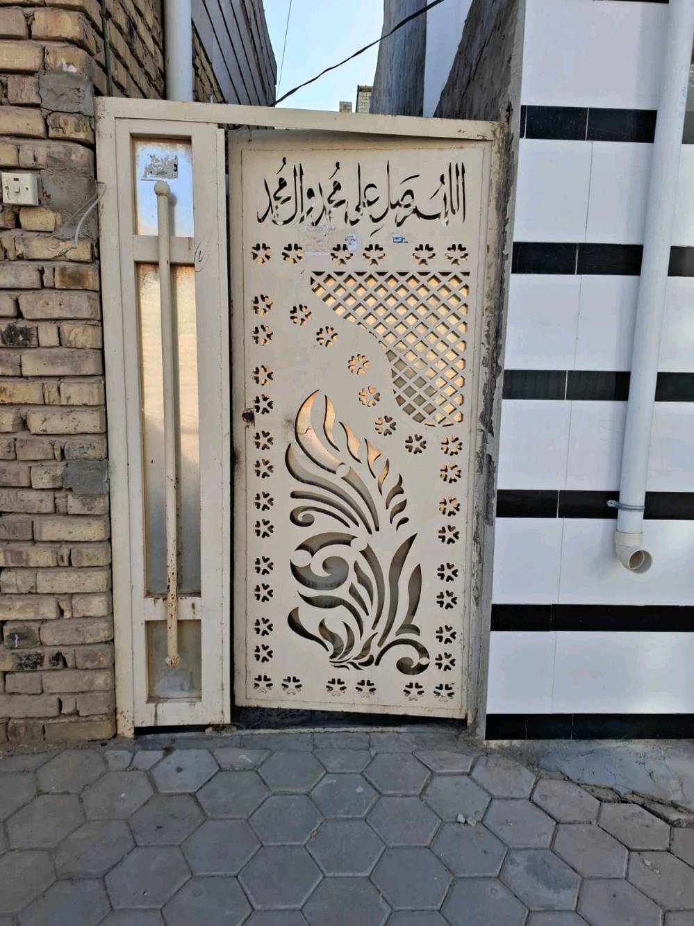 بيت للبيع .النجف .حي الوفاء مساحته ١٠٠م دولان و طابقين بي تلاث غرف وصاله ومطبخ وصحيات قريب على مركز شرطة الوفاء والمركز الصحي للاستفسار اكثر اتصل على رقم ***********