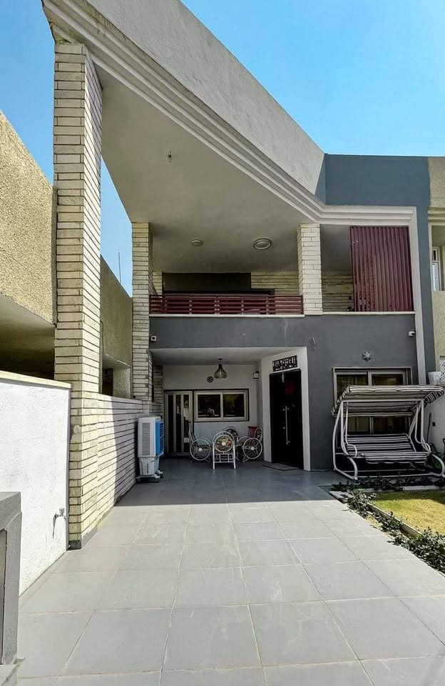 دار للبيع في حي الجهاد الضباط المربع الذهبي
مساحته البيت 181م الواجهه 7 وربع والنزال 25
عرض شارع 30 
ارتفاع سقف 3 
سنة البناء نهاية سنة 21 .. 
يتكون من طابقين الاول يحتوي كراج + حديقه داخليه + حديقه خارجية + مطبخ + صالة استقبال + هول + غرفة نوم + حمام + مناور عدد ٢ ...
 الطابق الثاني يحتوي على هول حولي + حمام + غرفة نوم + غرفة نوم كبيره وبلكونه كبيره ... 
الشبابيك والابواب المنيوم عازل لصوت واتربه باب صاله قاصه للاستفسار الاتصال على الرقم او مراسله ***********
