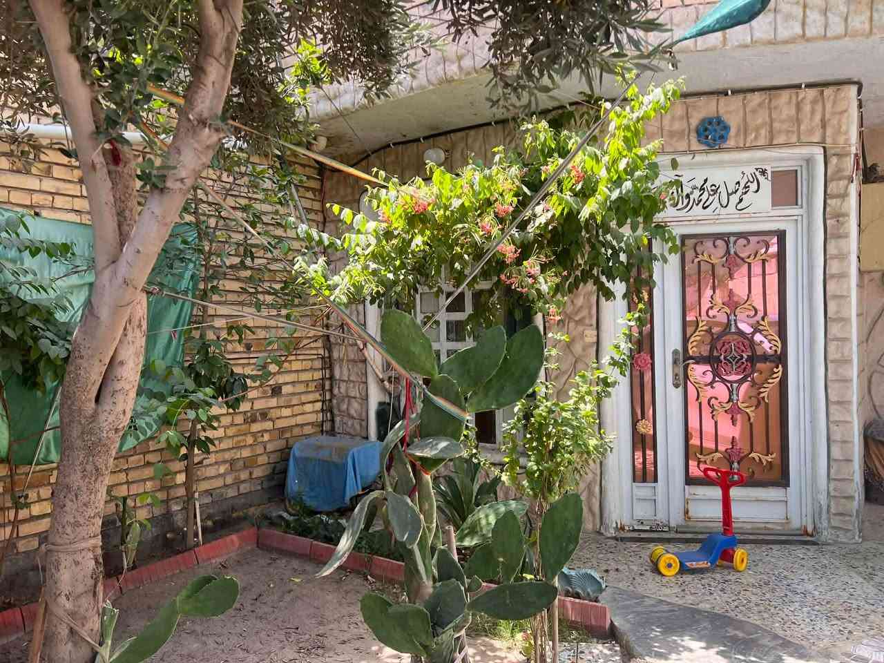 تحية طيبة،،

🏠دار سكن طابو صرف للبيع

📐 المساحة : ١٥٠ متر  الوجه ٧ونص والنزال ٢٠م

📍الموقع :  معمل السوس شارع الحسينه نهايته الفرع بصف الركن يبع او مراوس بالموظفين او السياسيين ،،

#للمعلومات خدمات كامله بالمنطقة ،،

#يحتوي على غرفه +ستقبال +صاله+مطبخ حمامات داخليه وخارجيه طابق واحد بيتون وأستاره وكراج سياره واسع مع حديقه ،،

#السعر مناسب تحويل مباشر 

#ملاحظة بيع او مراوس بالموظفين او السياسيين 

للاستفسار/ ***********  /***********
