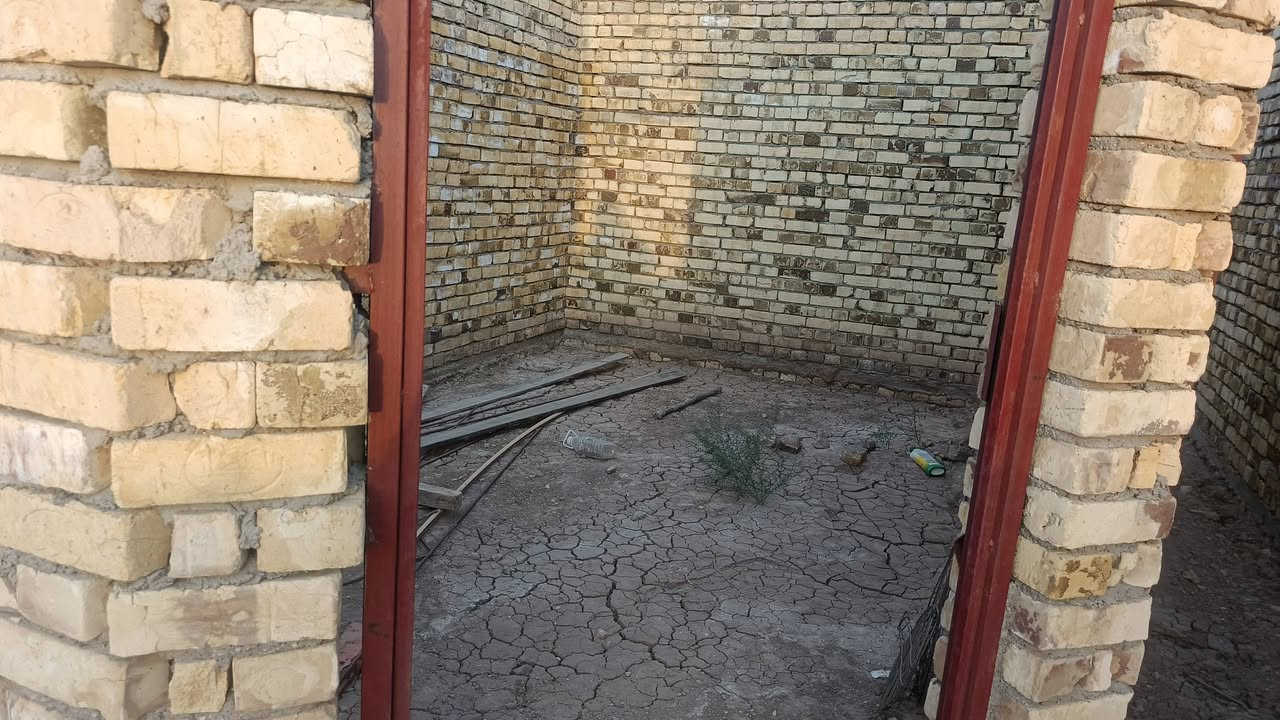 هيكل للبيع حي الحكيم نزلة بيت زرزور غاد من المدرسة جوة مساحته 140 متر 
يحتوي على 
غرفة 
صالة والمطبخ مفتوح عليها 
استقبال 
وبي مكان بالحوش تصير بي حديقة 
البيت كامل واصل للصب حتى مجاري مسوي جاهز 
كهرباء بالباب 
المي مسافة 70 متر عنه 
مرقم من قبل البلدية 
بيت مرتب وبناء جديد بهاي الشتوية بنيته
السعر 22 وبي مجال للشراي 
واتساب ***********
