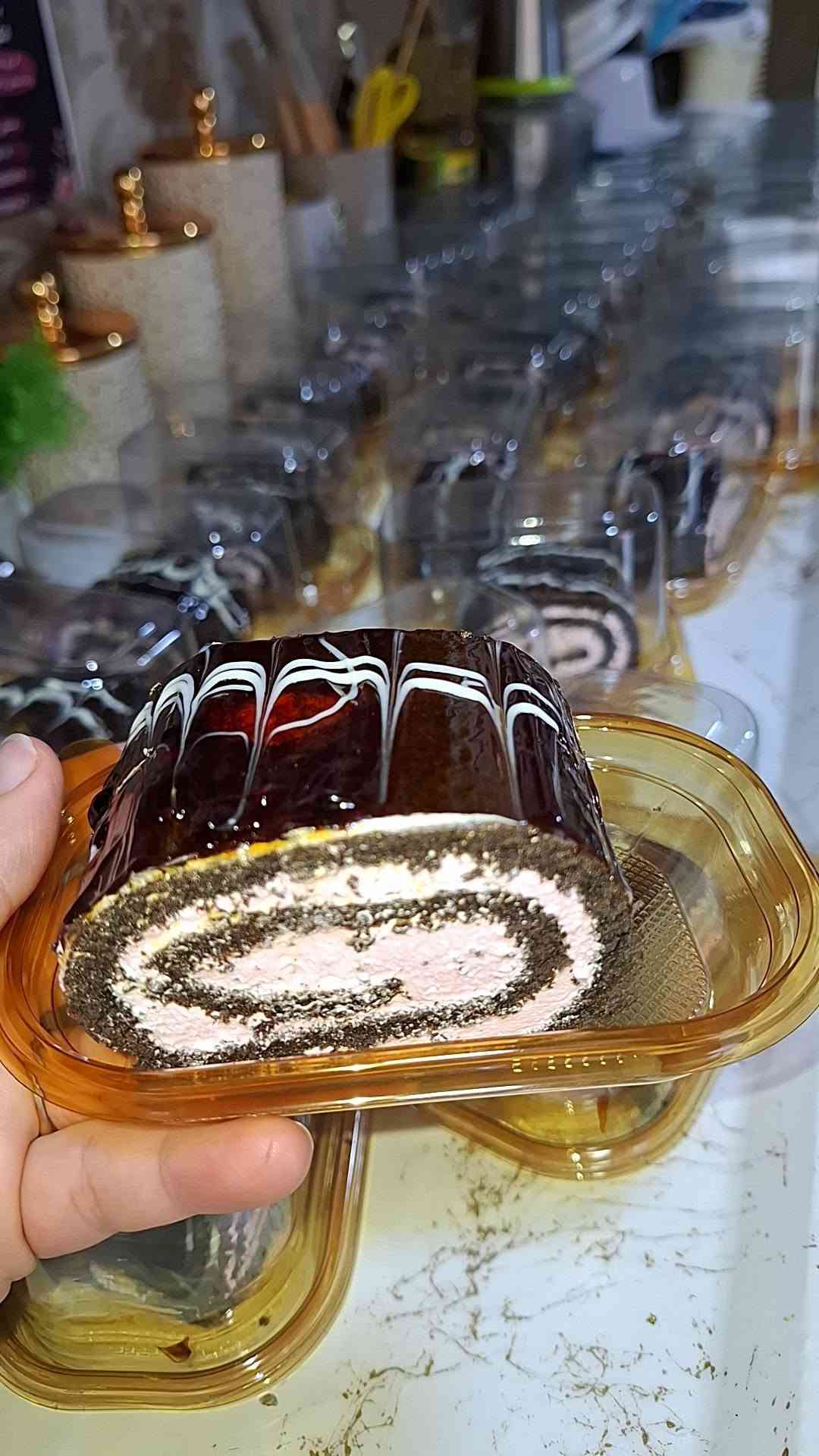 الرزق مقسوم ومكتوب من الله عز وجل، ولا يمكن لأحد أن يمنع عنك رزقاً كتبه الله لكصنع كعكنا وحلوياتنا بحب، لنكون جزءاً من أجمل لحظاتكم وأحلى ذكرياتكم."9647509738547

نص مكتوب في الصور:
- كيك ومعجنات الأميرات بكل حب وجهد نقدم لكم الكيك والمعجنات الطيبة. الرزق مقسوم ومكتوب من الله عز وجل، ولا يمكن لأحد أن يمنع عنك رزقاً كتبه الله لك. عشقي حسين المياحي كيك الأميرات iguana.1320244 ***********