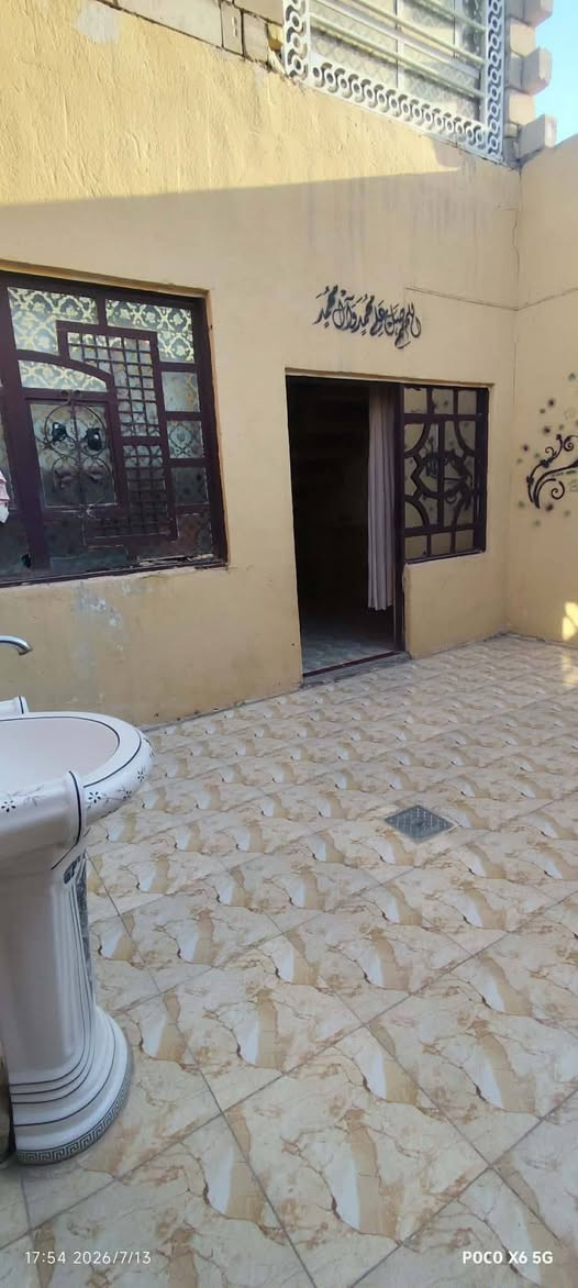 السلام عليكم عقار للبيع المساحه 200 متر طابو صرف البيت يتكون من غرفتين نوم + صاله 7 اونص + مطبخ 4×4. براني 8 اوبيه بابين عل شارعين الموقع نهايت شارع الصافي الاتصال عل رقم ***********
