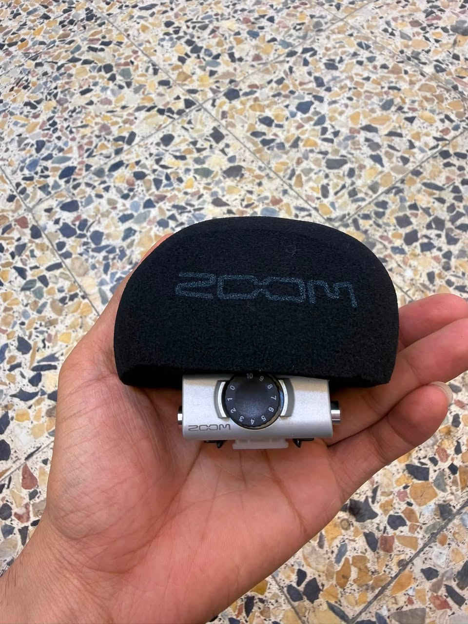 للبيع كبسولة مايكروفون Zoom XYH-6 اصلية 100%* 🎙️
*الحالة*: مستعملة نظيفة + وياها الاسفنجة الاصلية Windscreen
*تشتغل على*: Zoom H4n Pro, H5, H6, F4, F6, Q8
*السعر*: 80 الف دينار - بيها مجال للشراي
*المكان*: بغداد - [عبيدي] والتسليم يد بيد
*السبب*: ما عندي جهاز Zoom اركبها عليه
*للتواصل*: واتساب *********** /

