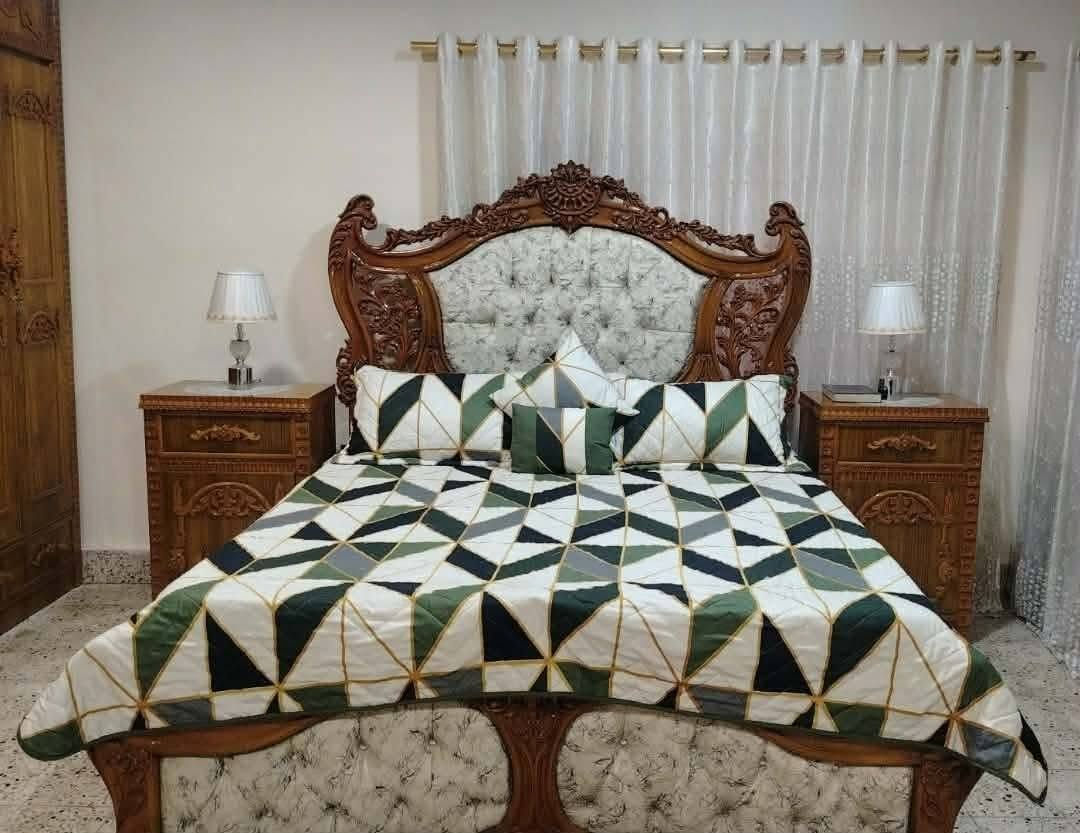 غرفه نوم عراقي مستعمله شيء قليل خشب ثقيل قبل شهرين نفصلها بثلاث ملايين واريده بمليونين ورقم تلفوني ***********
