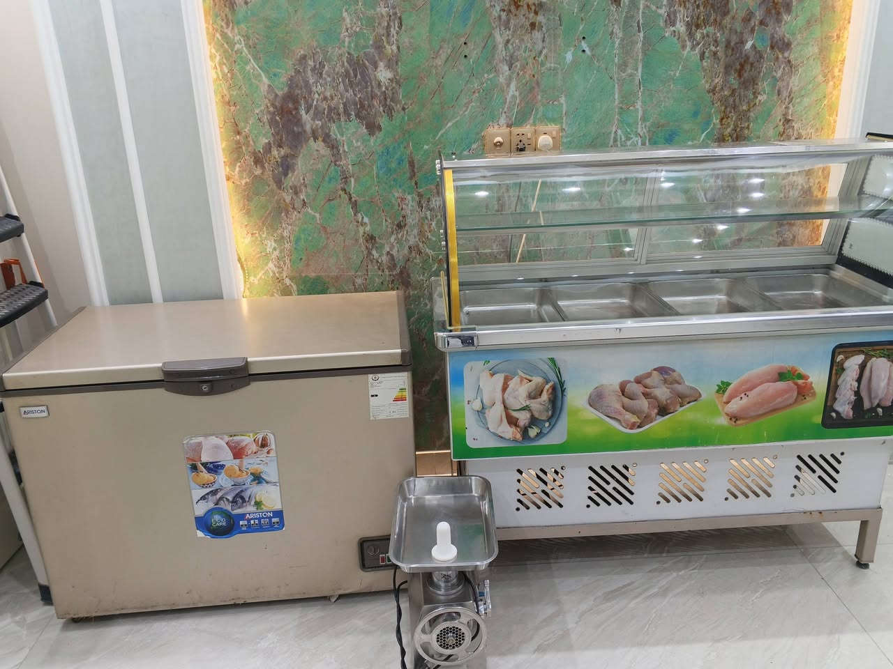 السلام عليكم برادات وعارضات للبيع كلهن شغالات مكان بغداد الشعب بوب الشام 
***********

