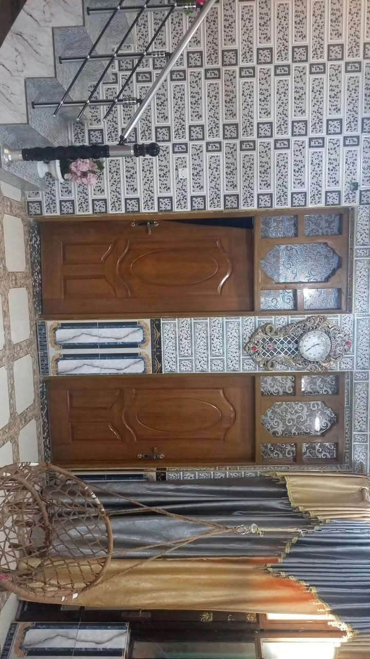 السلام عليكم بيت للبيع مساحه 200متره  بناء جديد 2022 استقبال -غرفتين -هول -صحيات -مطبخ متوفر كافه الخدمات ماء كهرباء مجاري المكان حله نادر الثانيه كراغول   للاستفسار اتصال على رقم ‭***********‬
