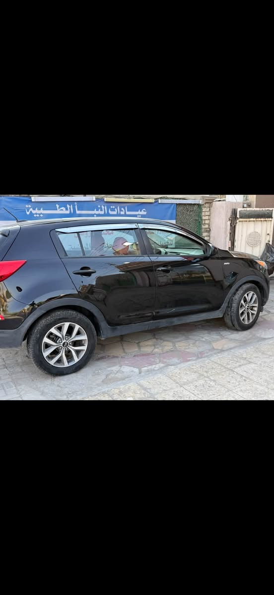 السلام عليكم 
سبورتج 2014 وارد امريكي 
حادثها جاملغ ودعامية بدون دواخل 
محرك 2400 gdi 
رقم بغداد باسمي 
مواصفات فور ويل 
تحكمات ستيرن
تبريد قطعتين 
وباقي المواصفات المعروفة
بيها قطع صبغ ابيع حزام
السعر 100 ورقة وبيها مجال للشراي 
عنواني بغداد البياع شارع الضغط 
***********
