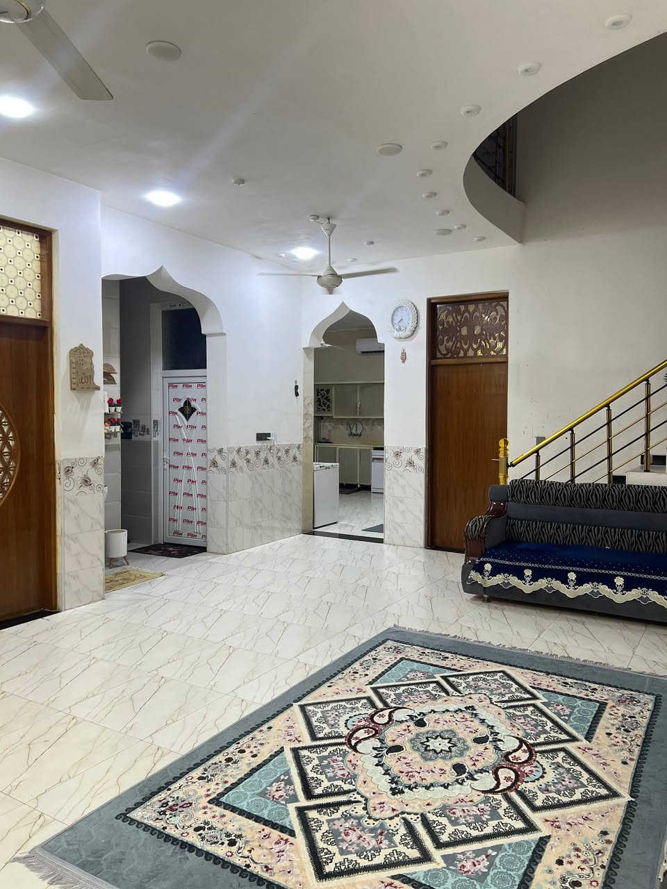 السلام عليكم
الدار للبيع 
مساحه 200 طابقين 
مطبخين حار وبارد 
3غرف 
3حمامات

منطقه الخضراء /مقابيل  البيع المباشر شارع 3
***********
