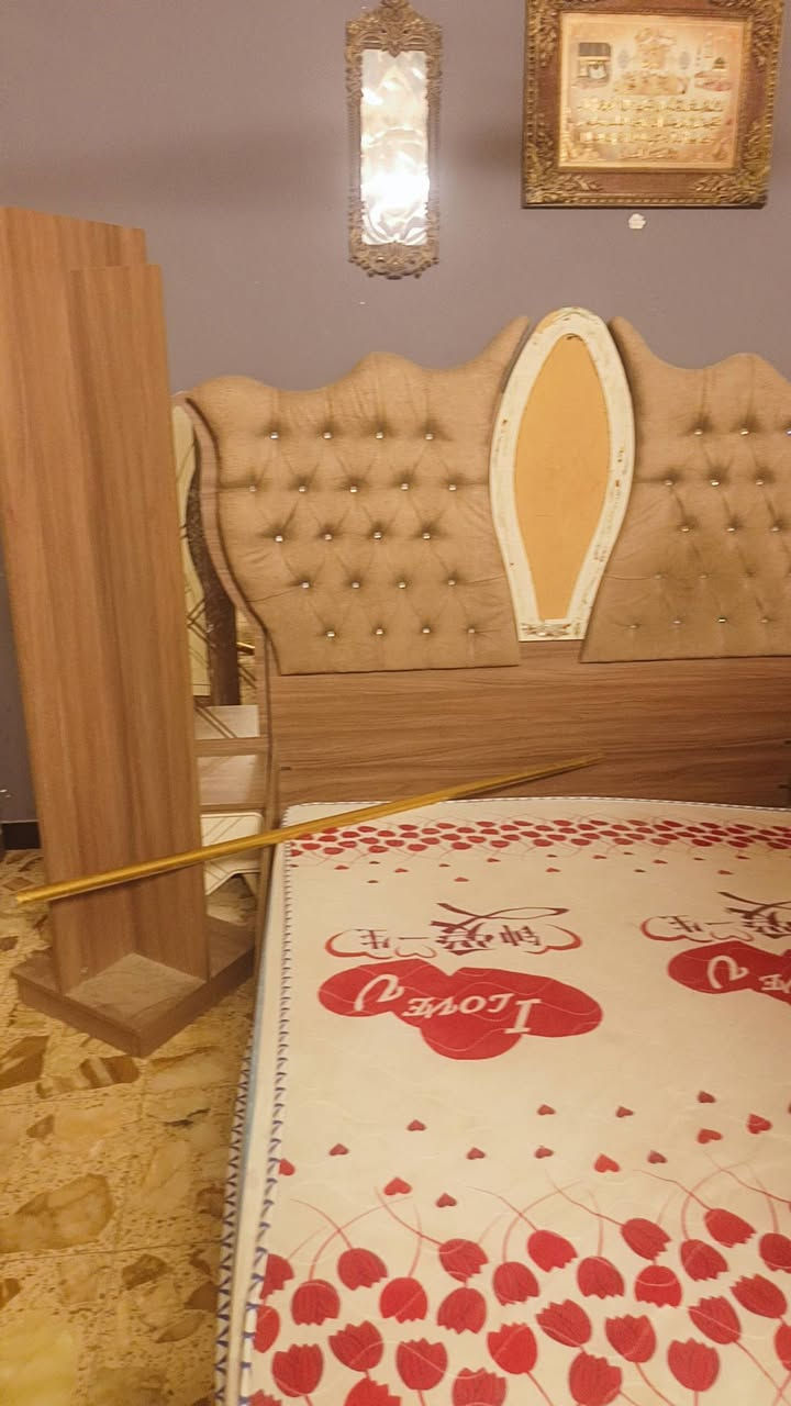 السلام عليكم غرفة تركية ٩ قطع نوعية الخشب الثقيل مستعملة للبيع سعرها ٦٥٠ وبيها مجال مكاني بغداد حي الجهاد ***********
