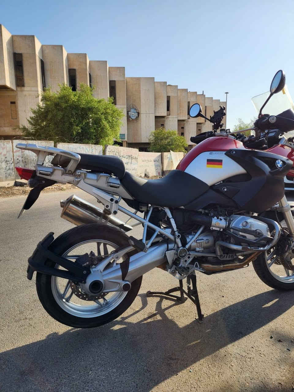 السلام عليكم 
وينهم الرغابة
R1200 GS
ممشى عداد 49 الف 
محرك وگير وكلچ مكفول من النضوح او اي خلل برغي واحد ممفتوح بيهن
عليها ادامة بلكات + دهن بريك مبدل
ABS شغال بدون خلل
تايرات MICHELIN جديدات
جنط جانبية بلادية موجودة وياها
دبلات مكفولة من النضوح او خلل بالوظيفة
هيترات قبضات شغالة
عليها درع جانبي للمحرك
دراجة نظيفة بمعنى الكلمة انگر واطلع بوجهك وين متريد فقط اكو ملاحظة بسيطة بالذيل من الجانب الايمن بيه بعض الخدش
دراجة رقمها بغداد اصولي
مكانها حي الجهاد 
اخي الرجاء اذا مچنت شراي فقط تستفسر فـ التفاصيل كلها مذكورة وكذلك الصور المرفقة گدامك لا تسألني
رقم الهاتف ***********
السعر المطلوب 87 ورقة بيها مجال بسيط
