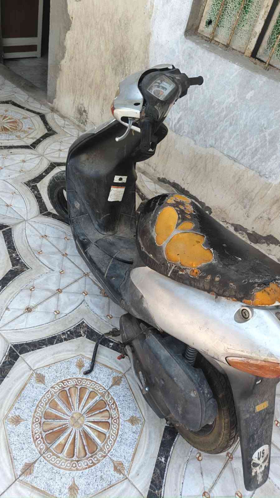 السلام عليكم دراجه ساسوكي متروكه صارلها مده مجفته وحالياً كلجاتها طكن الدراجه ابيع كوم حديد اكفلها من السرقه 
مكاني البصره الحيانيه 125 وبيها مجال ***********
