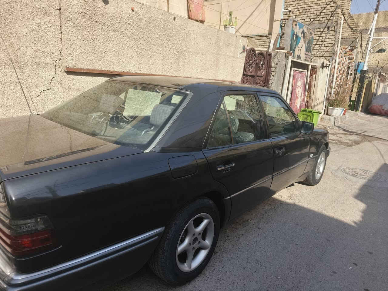 مارسيدس E230
مديل ١٩٩٣
رقم نجف 
محرك ٤ سلندر 
اريل كهرباء 
تبريد ثلج 
باتري جديد 
غرفة جديدة 
صدر جديد سلايت طكتين
سيارة منضومة رتديترات جديدة انسة الحماوة
سعر ٧٤ وبيها مجال 
عنوان بغداد 
رقم الهاتف ***********
