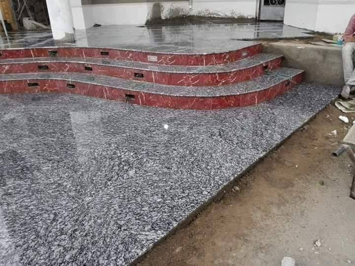ابو ياسر خلفه جدران ارضيه واجهات من السيدية ***********
